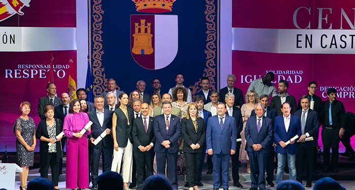 Eugenia Silva y Ángela Vallvey agradecen recibir la Medalla de Oro de Castilla-La Mancha, acreedoras del honor que supone este galardón