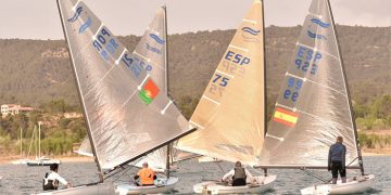 Gran éxito de la Copa de España de vela de la Clase Finn en Entrepeñas