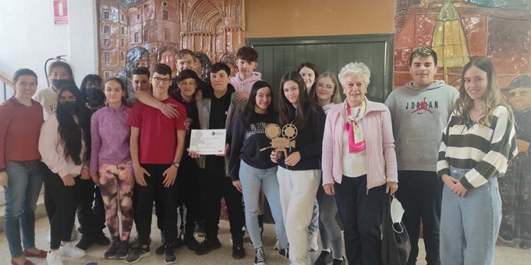 “Hazles un hueco en tu vida” del IES Fernando Zóbel de Cuenca, tercer premio en la final autonómica de Castilla La Mancha del XIII Festival de Clipmetrajes de Manos Unidas 1 “Hazles un hueco en tu vida” del IES Fernando Zóbel de Cuenca, tercer premio en la final autonómica de Castilla La Mancha del XIII Festival de Clipmetrajes de Manos Unidas