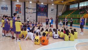 Usman Garuba, Luis Güil y María Espín imparten el clínic de baloncesto “Somos distintos, somos iguales” en el polideportivo San José