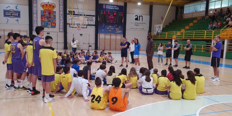 Usman Garuba, Luis Güil y María Espín imparten el clínic de baloncesto “Somos distintos, somos iguales” en el polideportivo San José