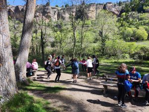 Jornada de senderismo adaptado entre usuarios de Amiab Cuenca y Albacete en la capital conquense