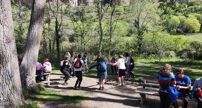 Jornada de senderismo adaptado entre usuarios de Amiab Cuenca y Albacete en la capital conquense