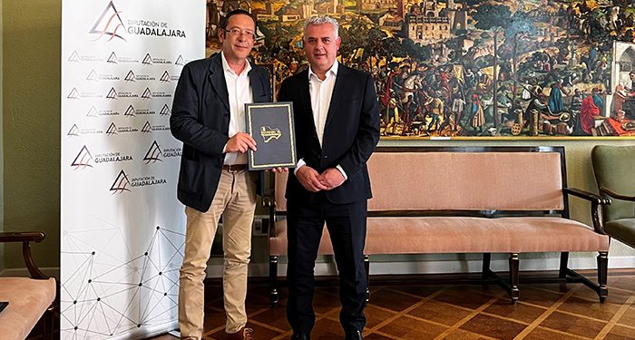 José Luis Vega felicita al BM Guadalajara por su ascenso a ASOBAL y firma un nuevo convenio para el mantenimiento de la entidad