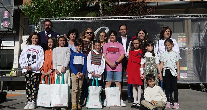 La Asociación de Libreros de Cuenca entrega los premios del concurso literario y de los sorteos con motivo del Día del Libro