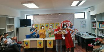 La asociación “Mundo laboral” integrada por miembros de la Unión de Jubilados y Pensionistas de UGT en Guadalajara hace entrega de los premios de relato corto “El Mundo del Trabajo”