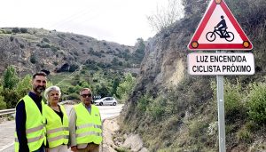 La carretera CM-2105 que une Cuenca con Tragacete cuenta con nuevas señales que alertan de ciclistas en la calzada