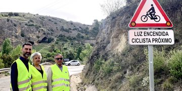 La carretera CM-2105 que une Cuenca con Tragacete cuenta con nuevas señales que alertan de ciclistas en la calzada