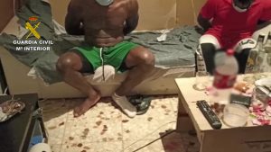 La Guardia Civil detiene a dos personas en Azuqueca de Henares por el robo a punto de pistola de la farmacia de Píoz