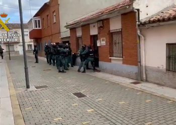 La Guardia Civil detiene a dos personas en Azuqueca de Henares por el robo a punto de pistola de la farmacia de Píoz