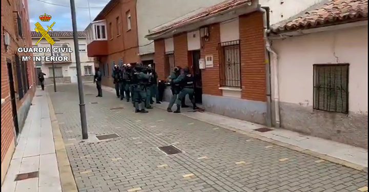 La Guardia Civil detiene a dos personas en Azuqueca de Henares por el robo a punto de pistola de la farmacia de Píoz