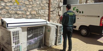 La Guardia Civil detiene a dos personas en Torija por robar varios equipos de aire acondicionado de una empresa