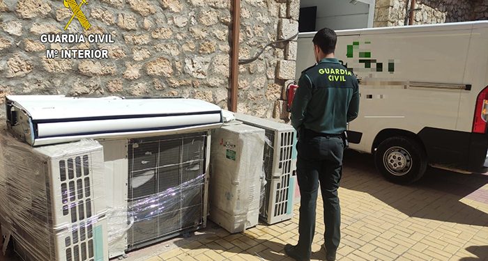 La Guardia Civil detiene a dos personas en Torija por robar varios equipos de aire acondicionado de una empresa 1 La Guardia Civil detiene a dos personas en Torija por robar varios equipos de aire acondicionado de una empresa
