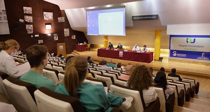 La Junta apoya la labor de los profesionales de la sanidad en materia de investigación, clave para mejorar la atención a las personas 1 La Junta apoya la labor de los profesionales de la sanidad en materia de investigación, clave para mejorar la atención a las personas