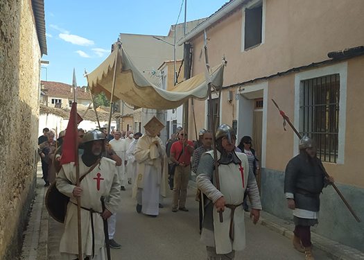 La 'Santa Hijuela' procesionó, bajo palio y escoltada, por las calles de Carboneras