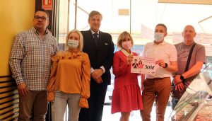 La Viña, Frutería Jesús, Pescadería Mata, Júpiter Juegos y Carnicería GuadaNorte sellan los premios de la campaña de comercio por el Día de la Madre de Guadalajara