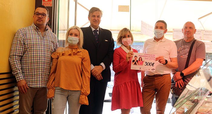 La Viña, Frutería Jesús, Pescadería Mata, Júpiter Juegos y Carnicería GuadaNorte sellan los premios de la campaña de comercio por el Día de la Madre de Guadalajara 1 La Viña, Frutería Jesús, Pescadería Mata, Júpiter Juegos y Carnicería GuadaNorte sellan los premios de la campaña de comercio por el Día de la Madre de Guadalajara