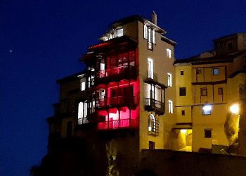 Las Casas Colgadas y el edificio de Diputación se vuelven a iluminar de rojo con motivo del Día Mundial de Cruz Roja