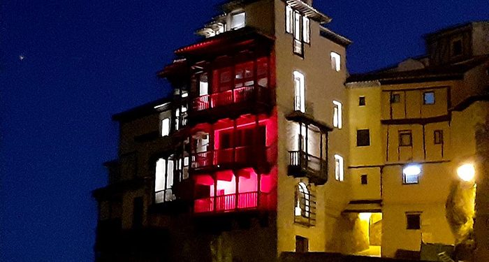 Las Casas Colgadas y el edificio de Diputación se vuelven a iluminar de rojo con motivo del Día Mundial de Cruz Roja
