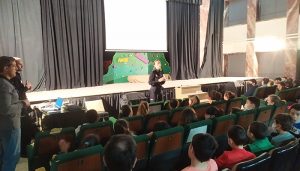 Los alumnos del CP Santa Ana reciben la visita de dos agentes de la Policía Nacional para informar y difundir la carrera solidaria Ruta 091