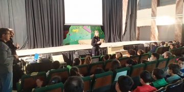 Los alumnos del CP «Santa Ana» reciben la visita de dos agentes de la Policía Nacional para informar y difundir la carrera solidaria «Ruta 091»
