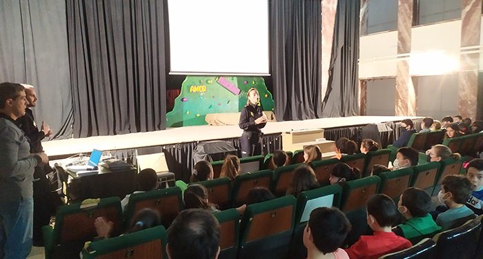 Los alumnos del CP Santa Ana reciben la visita de dos agentes de la Policía Nacional para informar y difundir la carrera solidaria Ruta 091