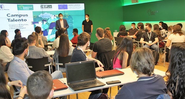 Los alumnos del programa 'Campus Talento' de Fundación Eurocaja Rural aprenden cómo planificar campañas de publicidad