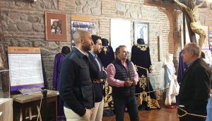 Los concejales del PP en el Ayuntamiento de Guadalajara felicitan a la Cofradía de la Pasión del Señor por el éxito de su exposición