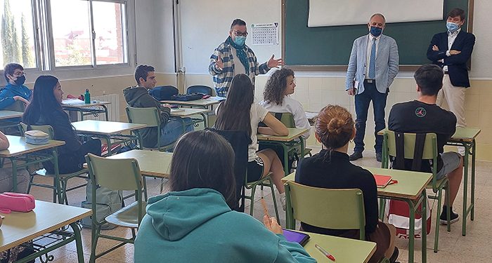 Los estudiantes de Guadalajara aprenden cómo circular de manera segura con patinetes