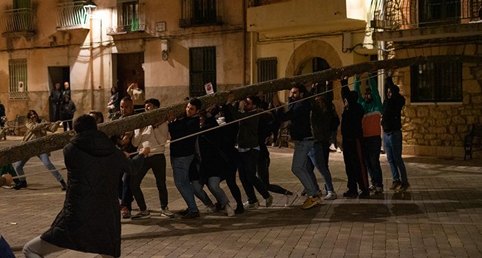 Los mozos y mozas de Trillo consiguen erigir un hermoso ejemplar de chopo en medio de la plaza Mayor