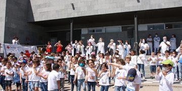 Los profesionales del Hospital Virgen de la Luz de Cuenca celebran con los alumnos del Colegio “Ramón y Cajal” el Día del Niño Hospitalizado