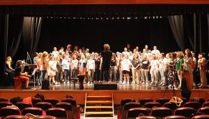 Más de 150 coralistas cursan en Cabanillas un taller con el prestigioso compositor americano Jim Papoulis