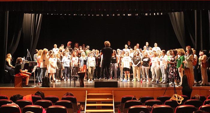 Más de 150 coralistas cursan en Cabanillas un taller con el prestigioso compositor americano Jim Papoulis 1 Más de 150 coralistas cursan en Cabanillas un taller con el prestigioso compositor americano Jim Papoulis