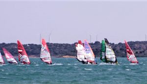 Más de 30 regatistas se dan cita en Alarcón para participar en la primera prueba del campeonato autonómico de vela de Castilla-La Mancha en la modalidad de Windsurf-Slalom