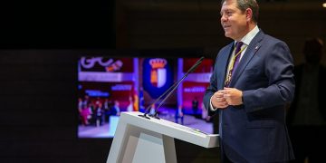 Page anuncia una iniciativa legislativa para que el idioma “no sea un impedimento” para acceder a una plaza pública en España