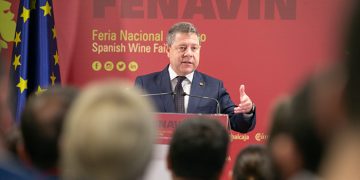 Page presenta su candidatura a revalidar la presidencia de la AREV y avanza que la Ley de la Viña y el Vino de Castilla-La Mancha quedará aprobada este año