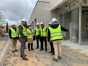 Robles comprueba el avance de las obras del futuro centro de salud de Cifuentes y las actuaciones realizadas en el colegio