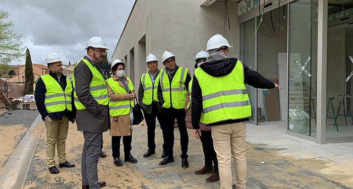 Robles comprueba el avance de las obras del futuro centro de salud de Cifuentes y las actuaciones realizadas en el colegio