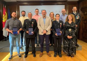 Robles recibe a los agentes de la Policía Local de Guadalajara que han sido reconocidos por el Gobierno regional con medallas al mérito policial