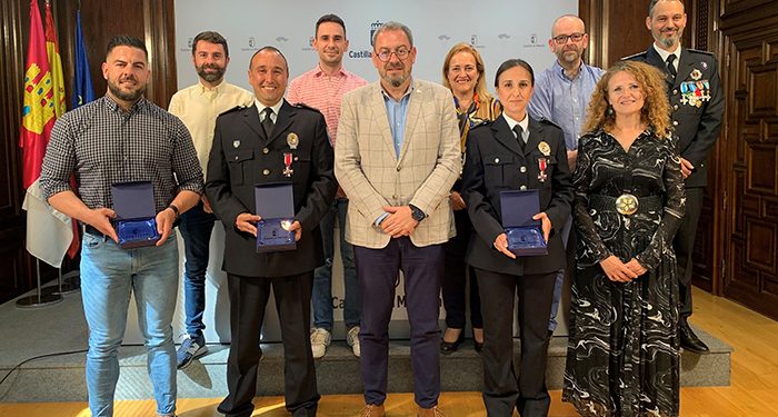 Robles recibe a los agentes de la Policía Local de Guadalajara que han sido reconocidos por el Gobierno regional con medallas al mérito policial 1 Robles recibe a los agentes de la Policía Local de Guadalajara que han sido reconocidos por el Gobierno regional con medallas al mérito policial