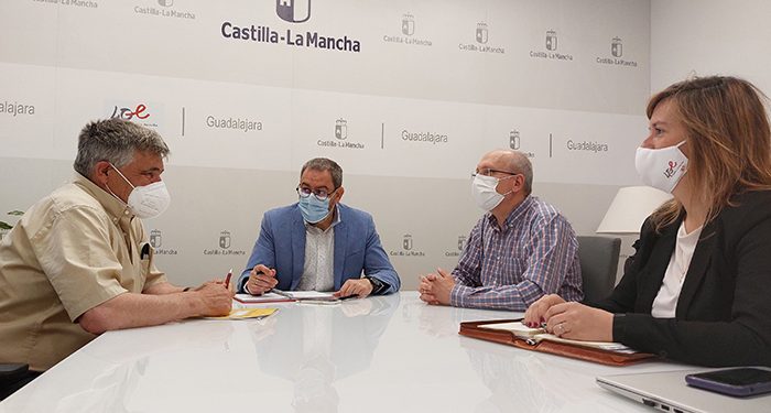 Robles recibe al alcalde de Tamajón para analizar cuestiones relacionadas con el municipio e inversiones del Gobierno regional 1 Robles recibe al alcalde de Tamajón para analizar cuestiones relacionadas con el municipio e inversiones del Gobierno regional