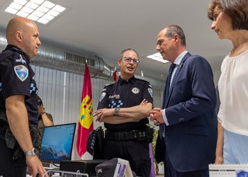 Rojo inaugura una oficina de atención ciudadana permanente de la Policía Local en el barrio de Los Manantiales