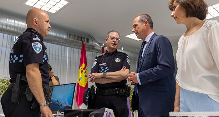 Rojo inaugura una oficina de atención ciudadana permanente de la Policía Local en el barrio de Los Manantiales