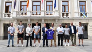 Rojo recibe al Balonmano Guadalajara para felicitarle por su ascenso a la liga ASOBAL