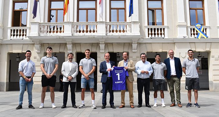 Rojo recibe al Balonmano Guadalajara para felicitarle por su ascenso a la liga ASOBAL 1 Rojo recibe al Balonmano Guadalajara para felicitarle por su ascenso a la liga ASOBAL