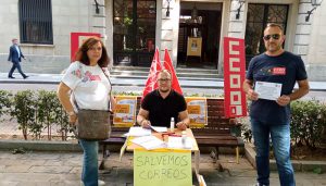 UGT y CCOO recogen firmas en Guadalajara como protesta por el desmantelamiento del Servicio Público Postal