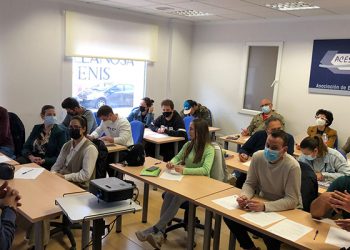 Unas veinte personas asisten a la jornada sobre neuroselling en la sede de la Asociación de Empresarios de San Clemente