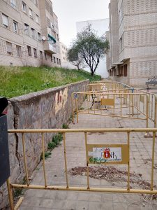 Vecinos y padres del barrio y colegio de Casablanca, muy preocupados ante la caída inminente del muro