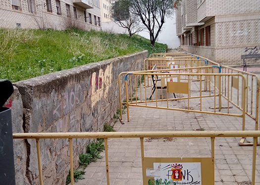 Vecinos y padres del barrio y colegio de Casablanca, muy preocupados ante la caída inminente del muro
