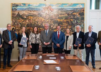 Vega firma con los Grupos de Acción Local los convenios para ayudar a los pueblos a gestionar fondos europeos